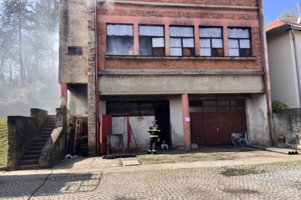 Robot, požar, vatrogasci